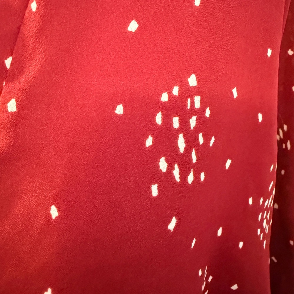 Lush Roll Tab Sleeve Blouse Women Size M Berry Red Cream Abstract Dash - Picture 8 of 8